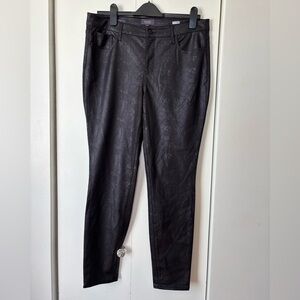 🎉4/30$🎉 NYDJ Black Coated Snake Print Pants – Size 10 ✨
